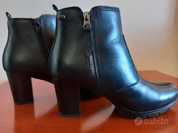 Stivaletti donna mai usati.