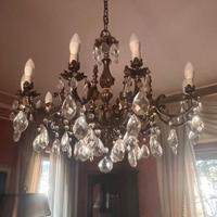 Elegante lampadario con pendenti in cristallo