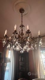 Elegante lampadario con pendenti in cristallo