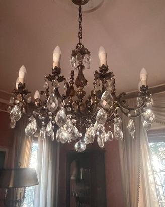 Elegante lampadario con pendenti in cristallo
