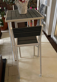 Tavolino alto con due sgabelli da bar