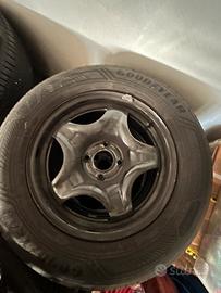 Cerchi in ferro complete di pneumatici