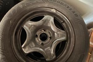 Cerchi in ferro complete di pneumatici