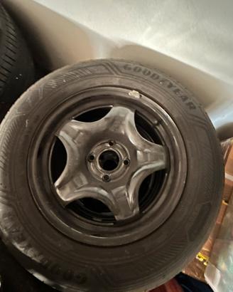 Cerchi in ferro complete di pneumatici