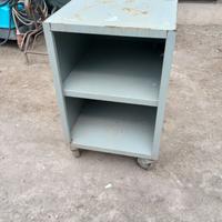 Vecchio Mobiletto in Metallo con Ruote