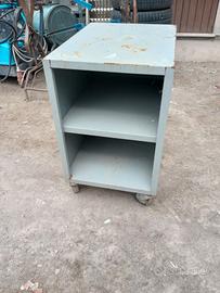 Vecchio Mobiletto in Metallo con Ruote