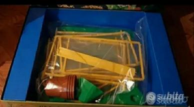 SERRA CON VASI PER PIANTE E FIORI 