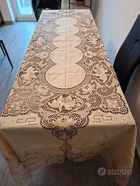 Tovaglia in cotone ricamata nuova