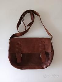 Tracolla in pelle in stile postino