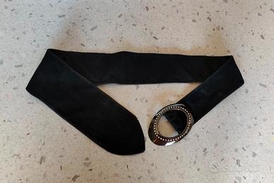 Cintura regolabile con strass sulla fibbia