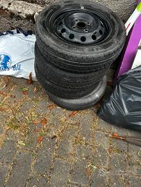 Treno cerchi con gomme invernali 155/70 R13