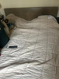 Letto matrimoniale rivestito di pelle