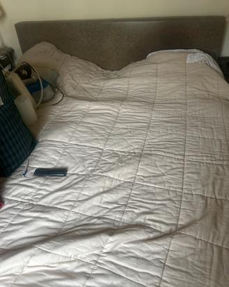 Letto matrimoniale rivestito di pelle