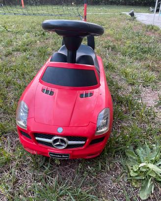 Macchinina cavalcabile con volante