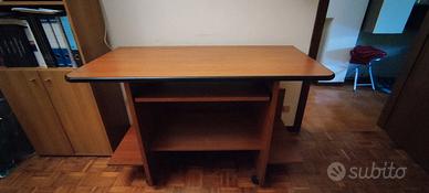 Scrivania con 4 ruote e piano estraibile