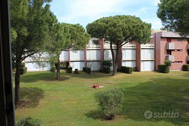 Bilocale con veranda in residence con piscina