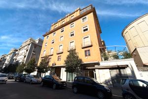 Negozio con doppia vetrina ad.te piazza carpegna