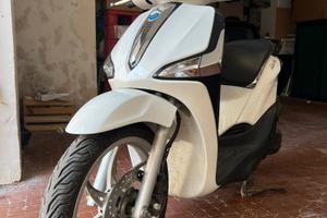 Liberty 50 bianco a Caserta
