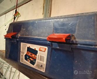 cassetta attrezzi con attrezzi 