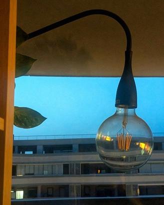 Lampada da terra nera, vintage design industriale