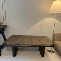 Tavolino basso con piano in pietra fossile