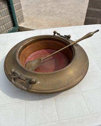 Braciere antico grande di rame con paletta