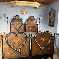 Letto  in ferro cuori che si incontrano del 900