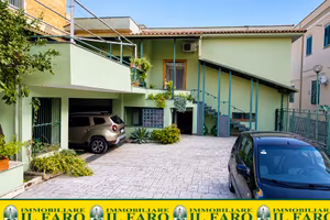 VILLA INDIPENDENTE CON GIARDINO, GIUGLIANO