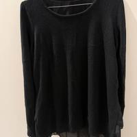 Maglia da donna di colore nero a maniche lunghe.