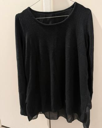 Maglia da donna di colore nero a maniche lunghe.