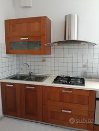 Cucina in legno completa di elettrodomestici