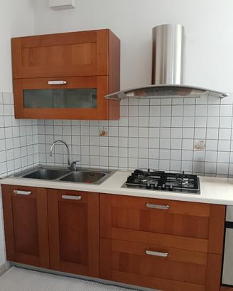 Cucina in legno completa di elettrodomestici