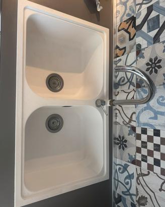 Lavello bianco 86x50 con miscelatore