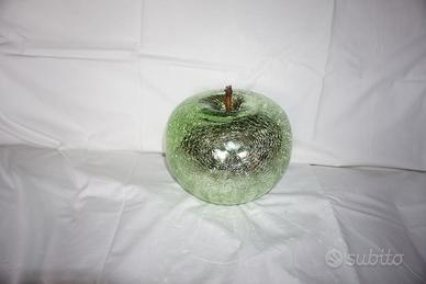 Scultura di mela in vetro