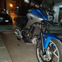 Honda NC 750X con tris di valigie – pronta per via