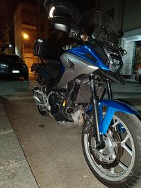 Honda NC 750X con tris di valigie – pronta per via