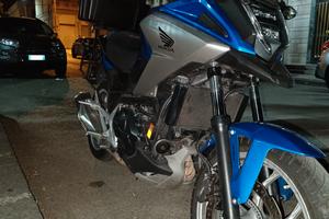 Honda NC 750X con tris di valigie – pronta per via