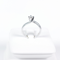 Solitario in oro bianco con diamanti