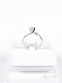 Solitario in oro bianco con diamanti