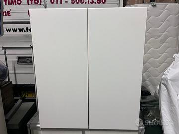 Pensili con anta bianca e maniglia integrata