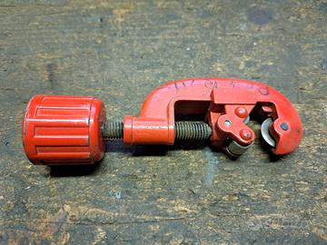 Utensile taglia tubi fino a 28mm usato