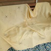 Tovaglia in cotone giallo/arancio ricamata a mano