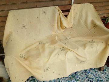 Tovaglia in cotone giallo/arancio ricamata a mano