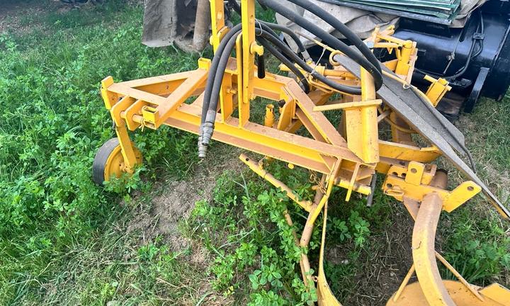 Scalzatore rincalzatore anteriore al trattore