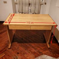 Scrivania in legno chiaro