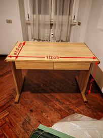 Scrivania in legno chiaro