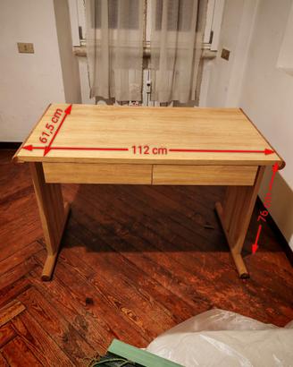 Scrivania in legno chiaro