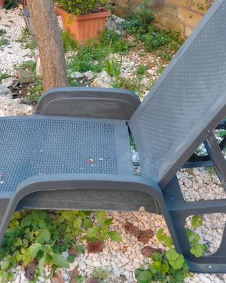 set sdraio nere effetto rattan +tavolino