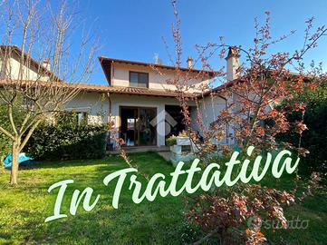 VILLA A SCHIERA A CANEPINA