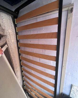 Rete singola con doghe in legno